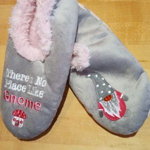 Snoozies Gnome Ladies Slippers Med. 7-8